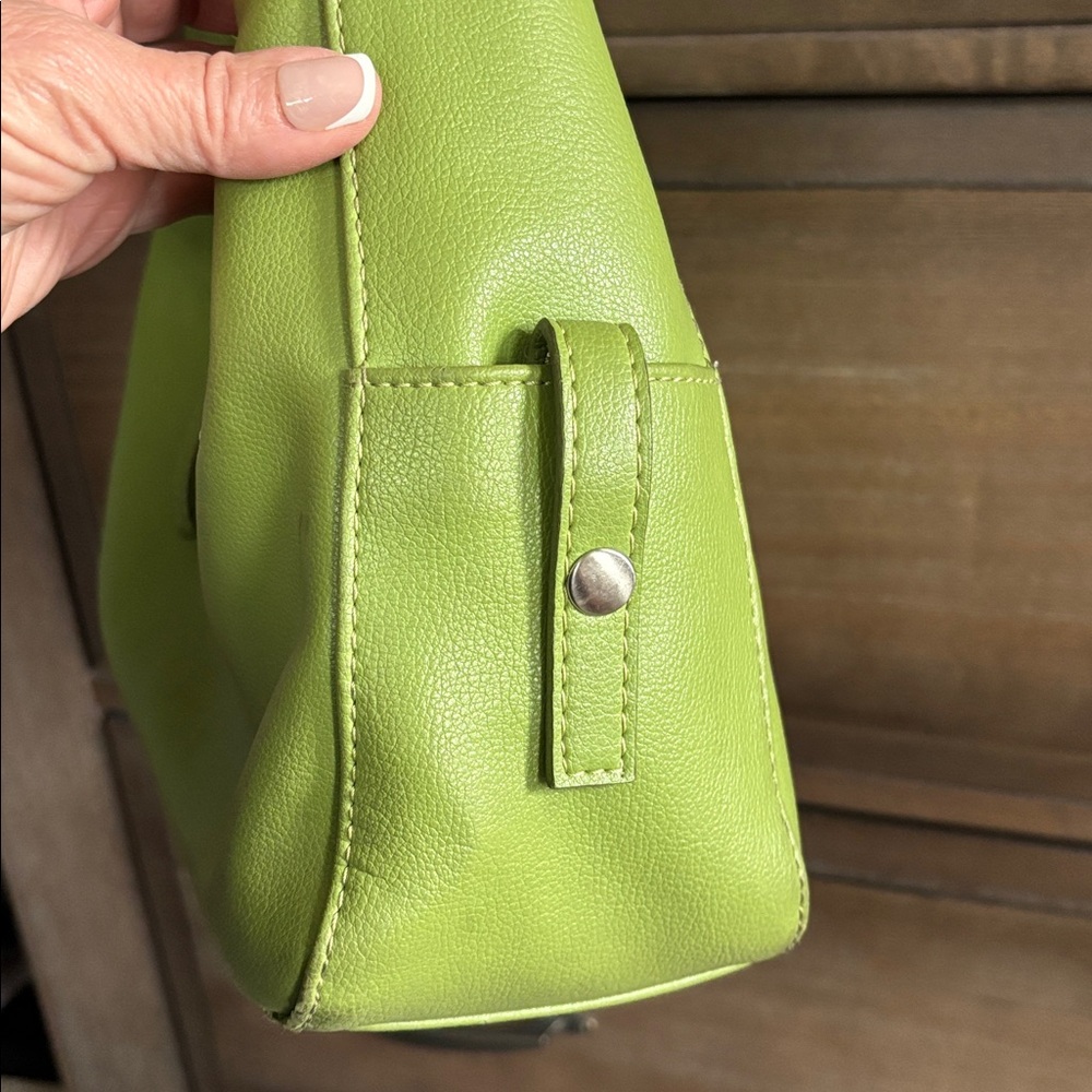 Dockers Vibrant Green Leather Shoulder Bag - Picture 7 of 15